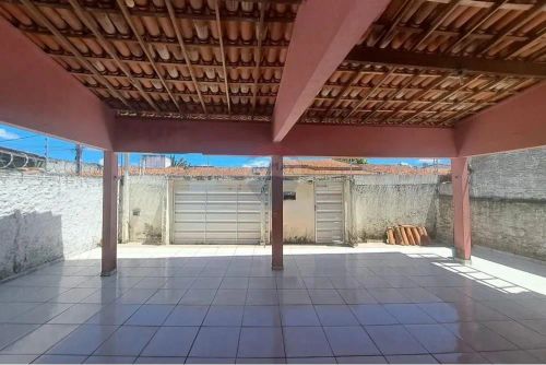 UMA CASA COM 3 QUARTOS EM PARQUE DOS COQUEIROS!!