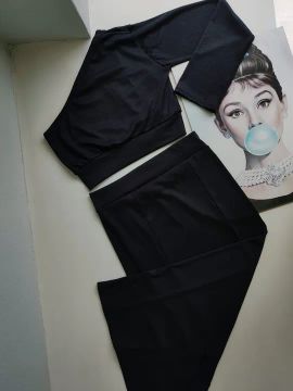 conjunto em tecido canelado cropped e saia longa look moda gringa