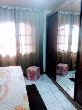 Casa aconchegante com varanda em condomínio fechado