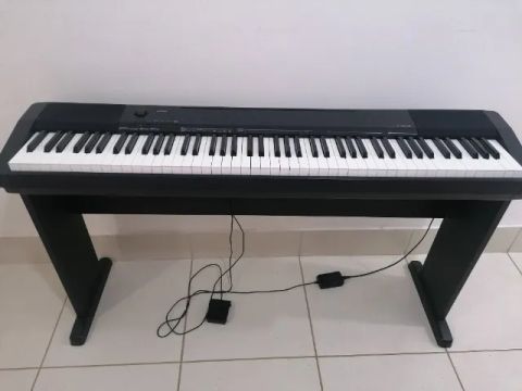 Piano Casio Cdp 135 + Móvel, Porta Partituras E Pedal (Usado)