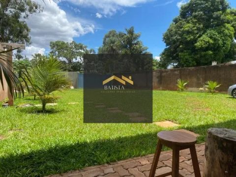 Vendo Lote no Park Way com uma casa simples