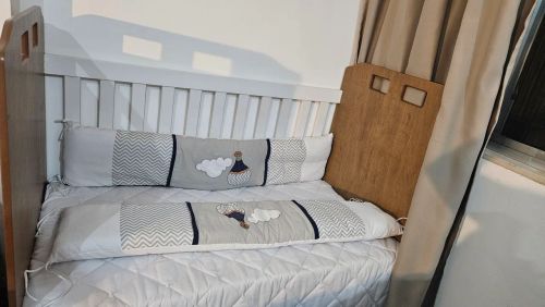 Berço de Bebê com Kit de Cama