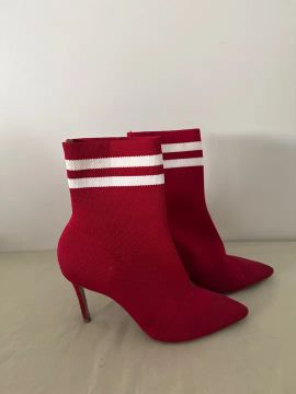 Bota Schutz de salto alto vermelhas com detalhes em branco