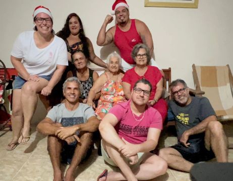 ALUGA-SE UMA CASA
