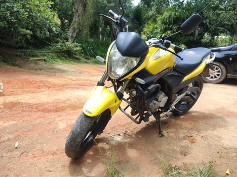 Honda CB 300 amarela 