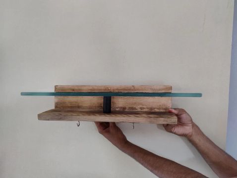 Prateleira de parede em madeira rústica com vidro