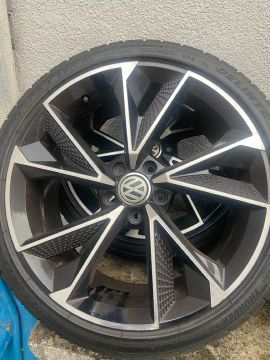 Roda e pneu aro 19 do Audi RS7 pneu delinte quase sem uso