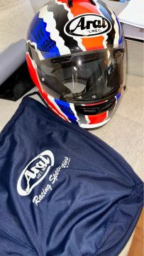 Capacete Arai original, pouquíssimo uso, sem marcas, tamanho 62.