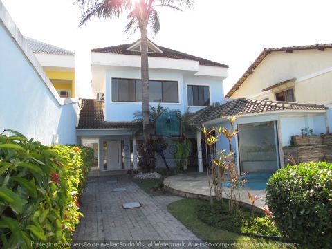 Casa de condomínio para venda tem 550 metros quadrados com 4 quartos
