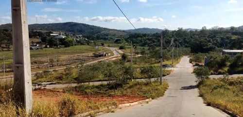 Terreno com área verde em ótima localização,atualmente já tem muitas casas ,fotos antigas!