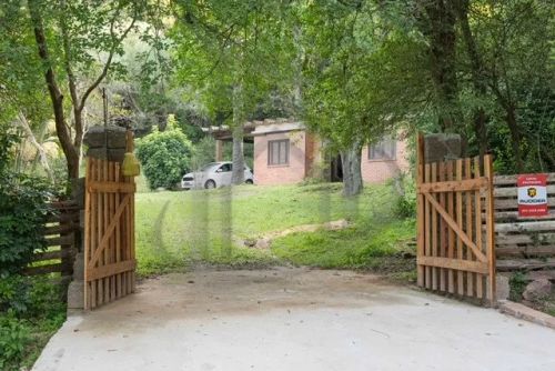 Sítio com 4.000m² no bairro Aberta dos Morros. Composto por 2 casas de alvenaria, sendo 1 