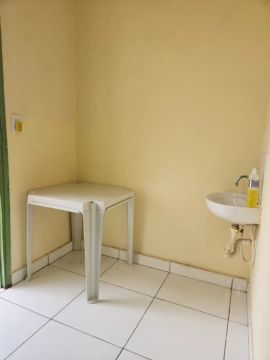 Alugo quarto com banheiro, no Centro, semimobiliado e já livre de custos R$ 750,00.