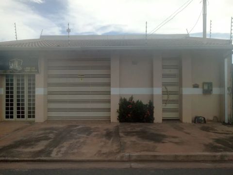 Vende-se uma casa 