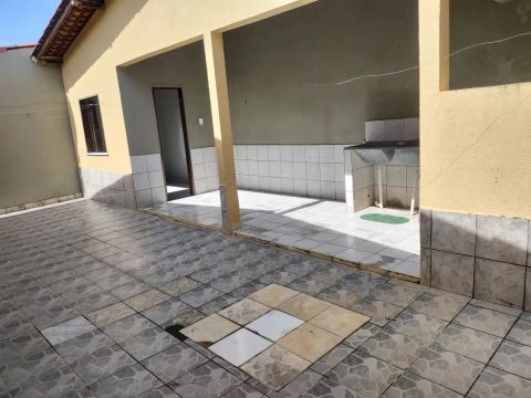 Vende se uma casa no Maiobão com 4 qts sendo duas suitespróximo da feira