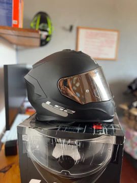 Capacete LS2 Storm com três viseiras