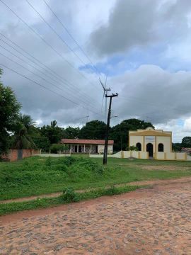 Sítio com casa, energia elétrica, e água encanada.