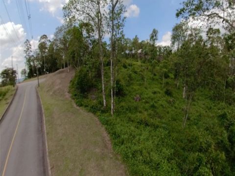 Com 2.500 metros 2 de área, no residencial ECOVILLE condomínio de altíssimo Padrão.