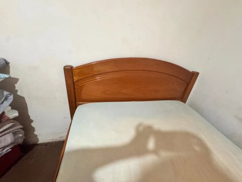 Cama em madeira maciça com colchão