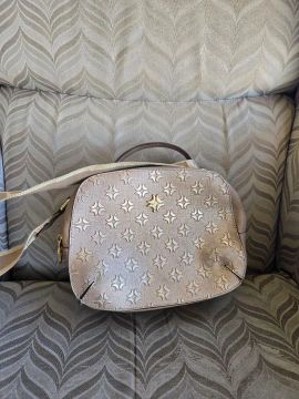 Bolsa de ombro bege com detalhes em dourado