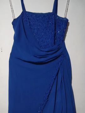 Vestido azul com detalhes em pedrarias