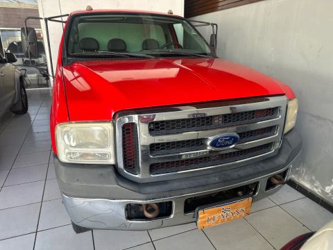 F 4000 ano 2015 com Baú com 155.952 km 