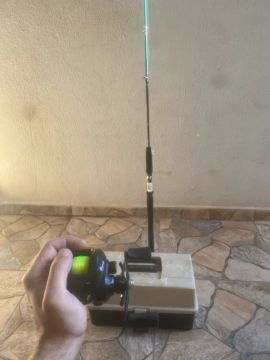 Conjunto de pesca com vara e carretilha