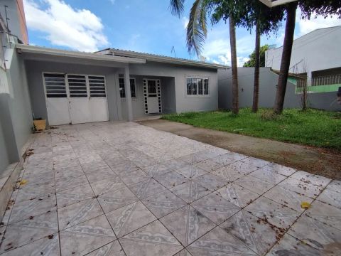 Casa Espaçosa de dois Dormitórios com Varanda e Espaço Gourmet