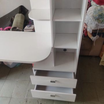 Rack tipo balcão branca com gavetas e prateleiras