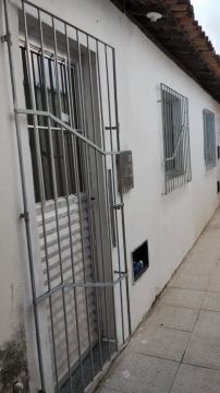 Aluga-se casa com 2 quartos.