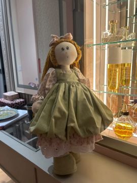 boneca de pano com camadas de vestido feita a mão 