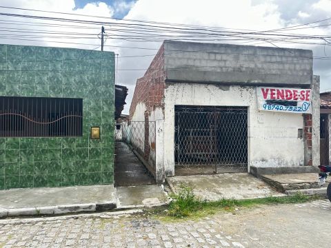 Casa com garagem/ falta concluir reforma! 
