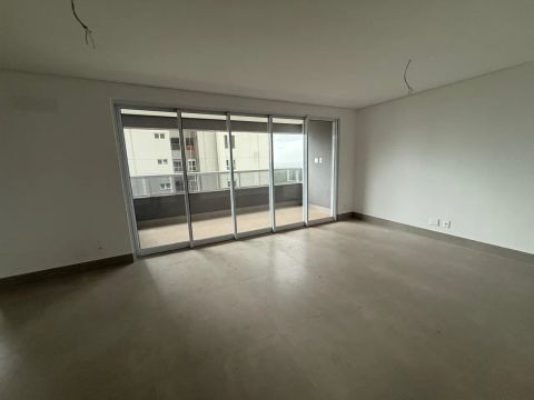Janelas de esquadria com 4 metros e 4 folhas 