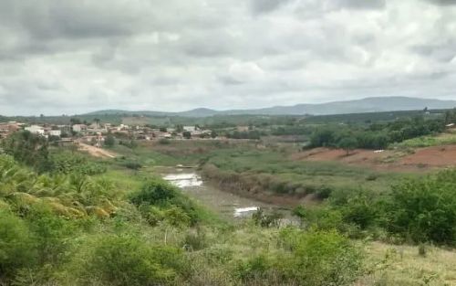 Terra na  beira da barragem de Caraíbas 
