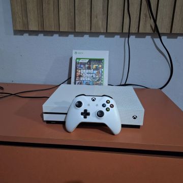 Xbox One S 1 TB 1 Controle + GTA 5 