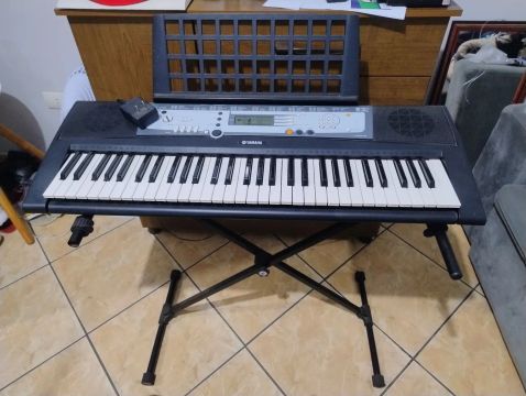 Teclado Yamaha PSR-E213