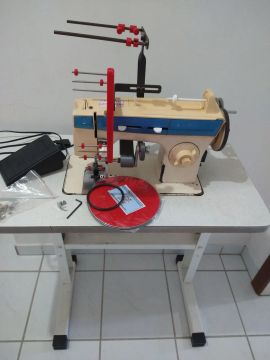 Máquina Singer doméstica com aparelho frufru adaptado 
