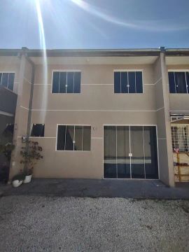 Sobrado em condomínio no centro com 2 quartos eucaliptos