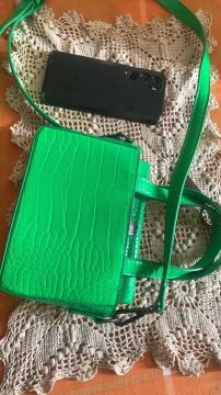 Bolsa de mão (ou transpassada) nova verde de couro Santa Lolla por R$ 150!