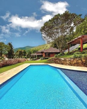 Linda casa à venda em condomínio,  5 quartos em Corrêas - Petrópolis - RJ