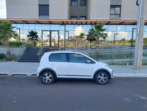 UP! Cross TSI - o mais completo de todos