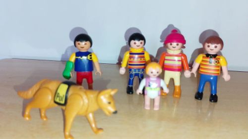 Boneco (pequeno - criança) Playmobil e outro.