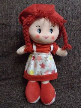 Boneca de Pelúcia Vermelha com Vestido Estampado