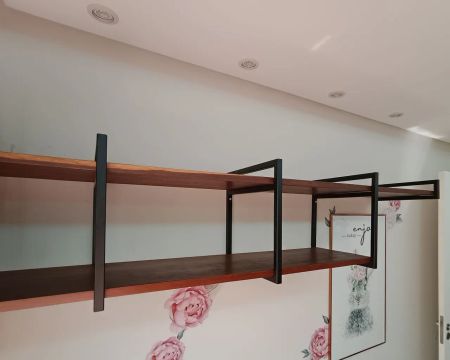 Prateleira de Parede em Madeira maciça nobre (canela) com Suporte de Metal Preto