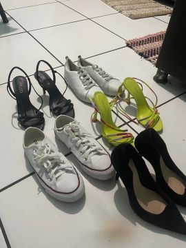 Sapatos de diferentes estilos e cores