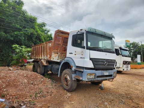 Caminhão  Mercedes  MB 2831 2006