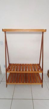 Arara de guarda roupa em madeira de pinos