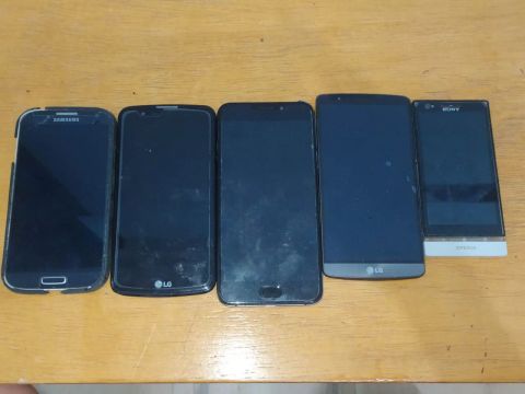 4 CELULARES ANTIGOS (COM DEFEITO)