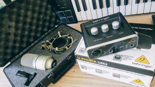 Kit Microfone condensador MXL 990 + interface de áudio U-Phoria UM2.