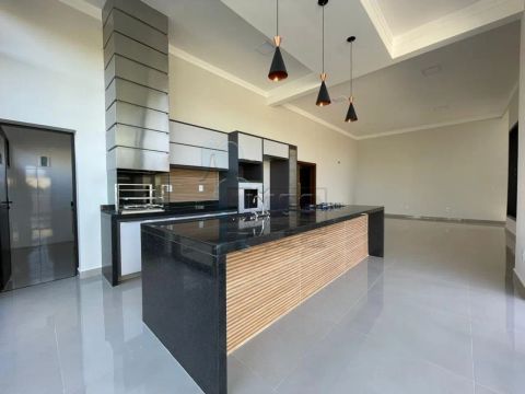 Casa de 196m² com 03 suítes à venda em condomínio - Vila do Golfe
