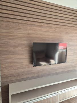 Rack de TV com Painel em Madeira